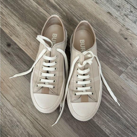 Burberry Jack Check Low Top Women’s Sneaker - Picture 3 of 6